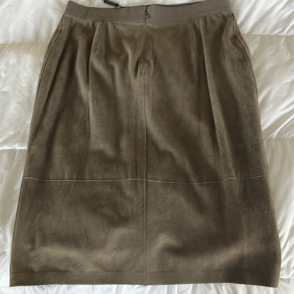 Elie Tahara- NEW - Suede pencil skirt. Never worn. Size 6 - Picture 6 of 10